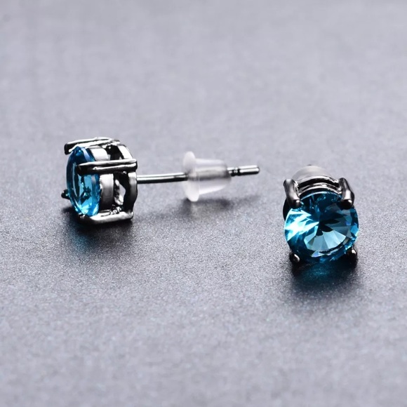 Jewelry - PM EDITORS PICK🎉Black GOLD Blue Stud Earrings